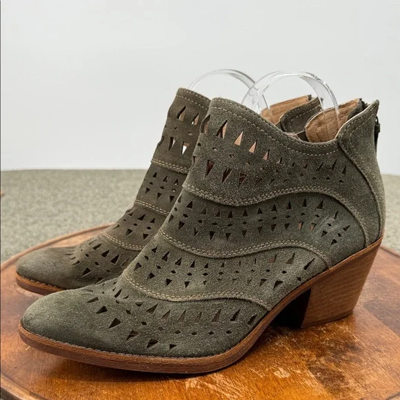 Sofft Boots Wm 10 M Olive Green Suede Laser Cut Ankle Boots Block Heel Back Zip - Picture 1 of 11